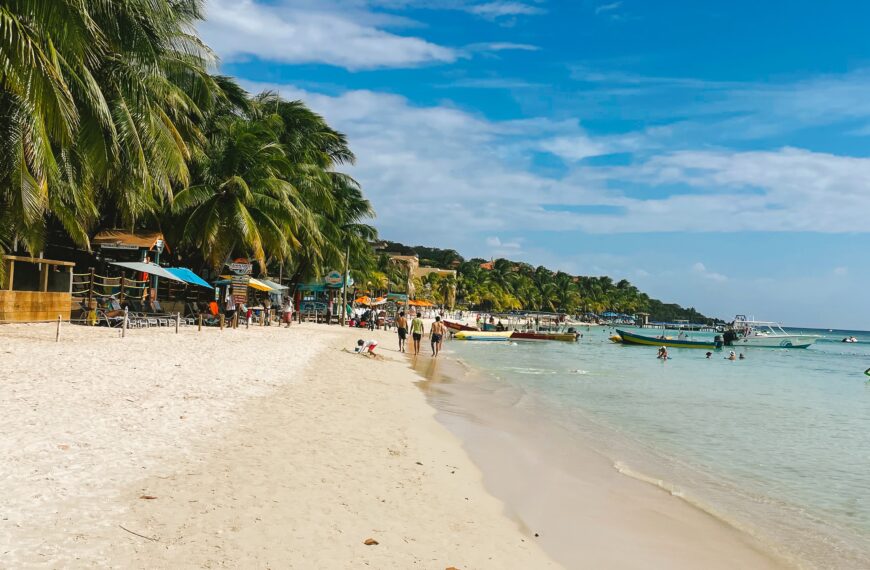Caribbean Getaways | my favorite beaches on Roatan, Honduras