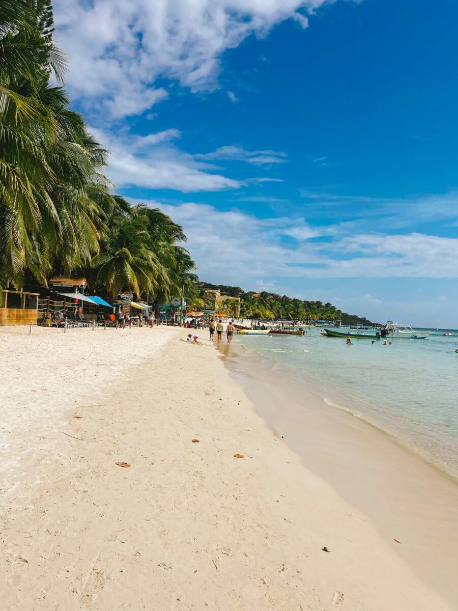 Caribbean Getaways | my favorite beaches on Roatan, Honduras